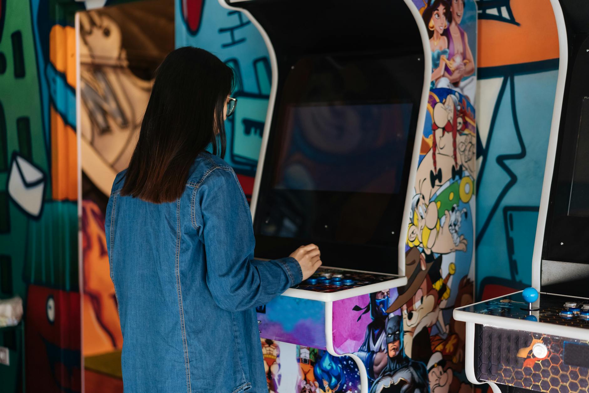 Cảnh người chơi nhắm bắn đàn cá trong game bắn cá