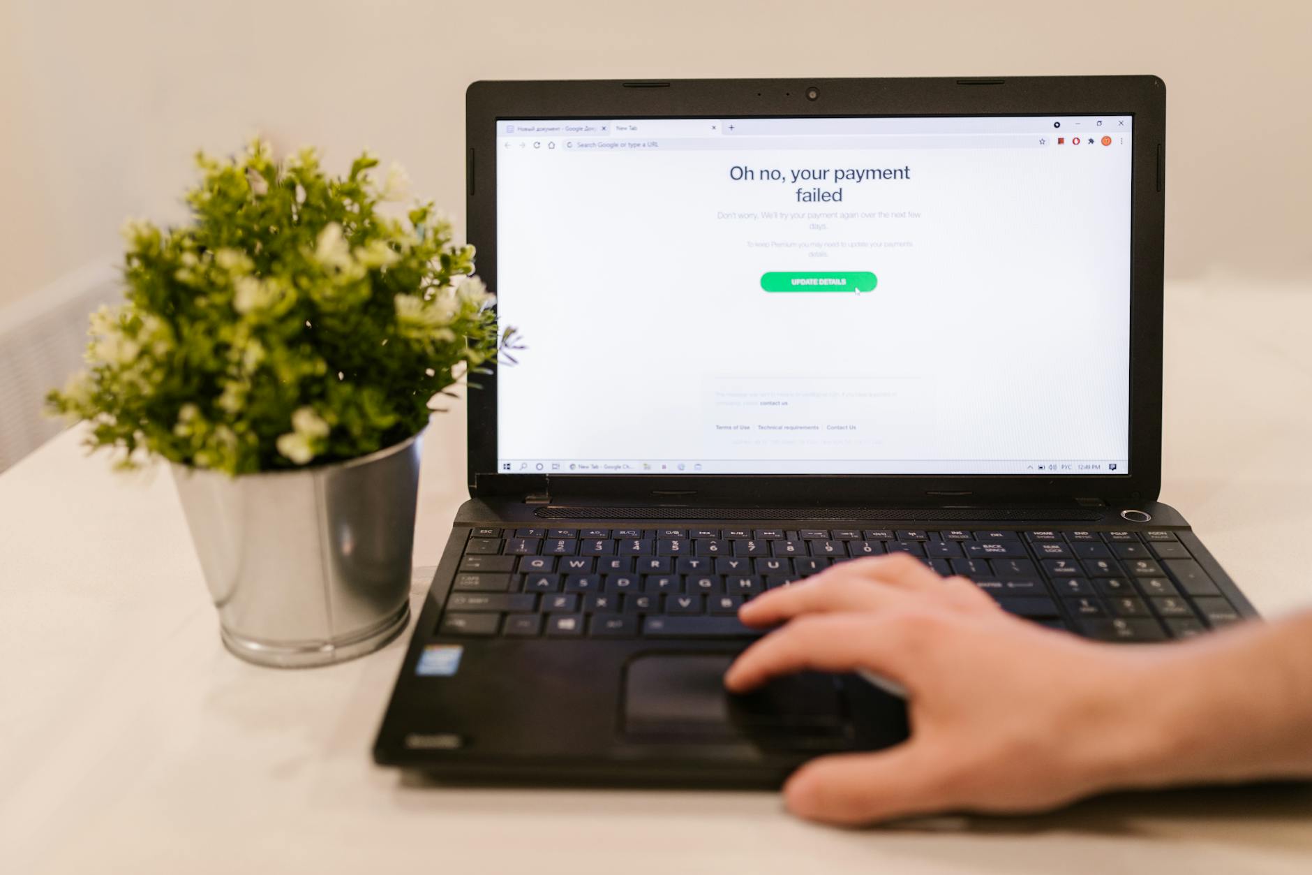 Người dùng đang đọc điều khoản sử dụng trên laptop trước khi đăng ký dịch vụ