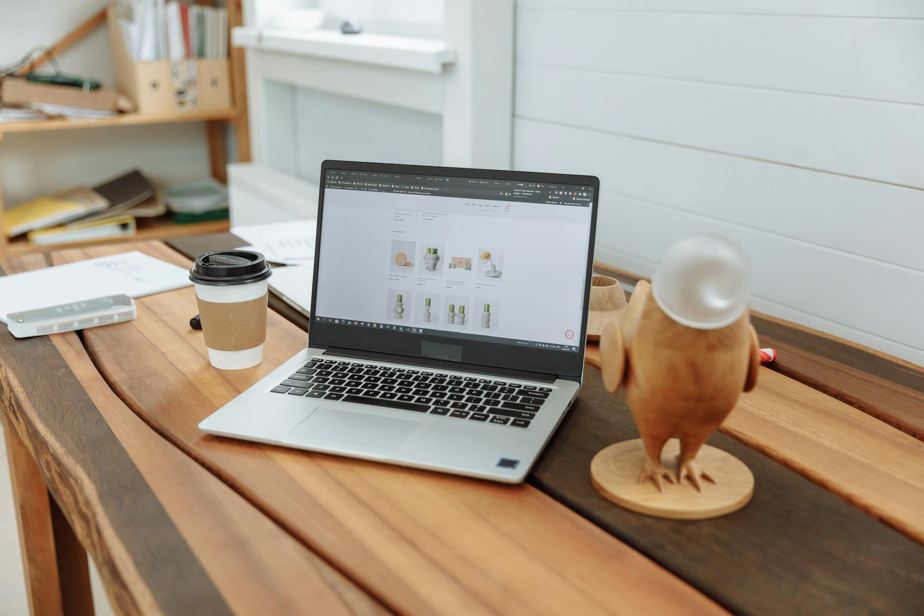 Giao diện tài liệu chính sách website hiển thị trên màn hình máy tính
