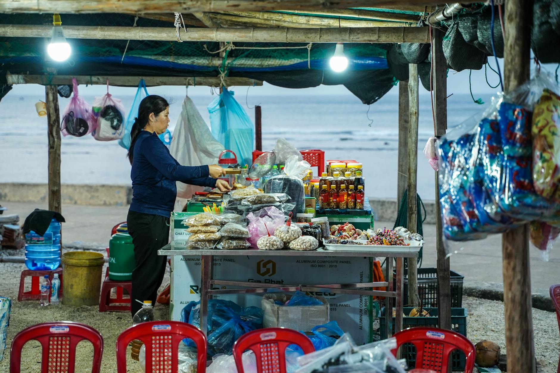 Minh họa một nhóm chat tài xỉu với nhiều tin nhắn cảnh báo rủi ro