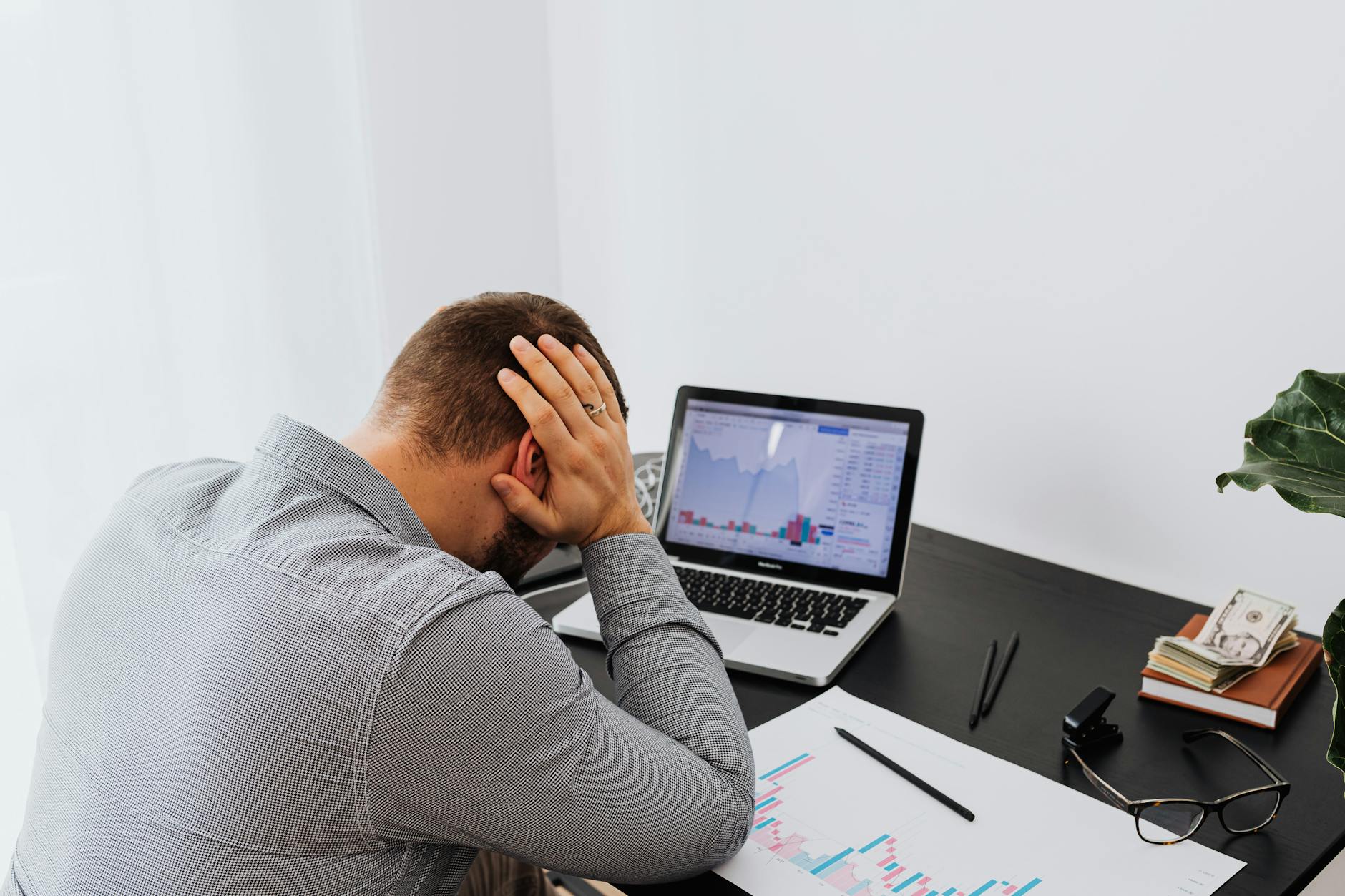 Người chơi ngồi trước laptop với thái độ bình tĩnh, cân nhắc ngân sách trước khi giải trí