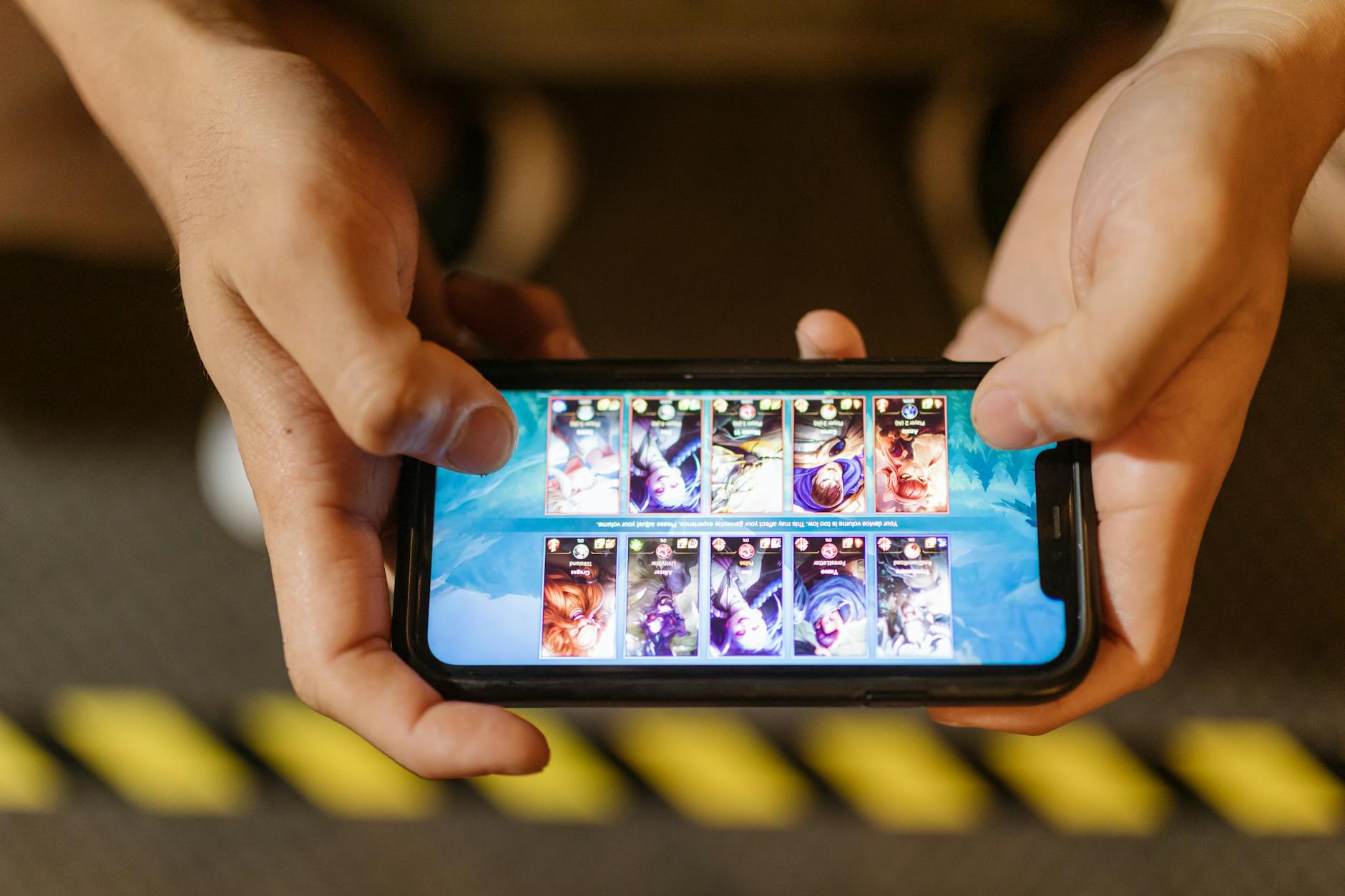 Người chơi cầm điện thoại trải nghiệm game bắn cá mượt mà