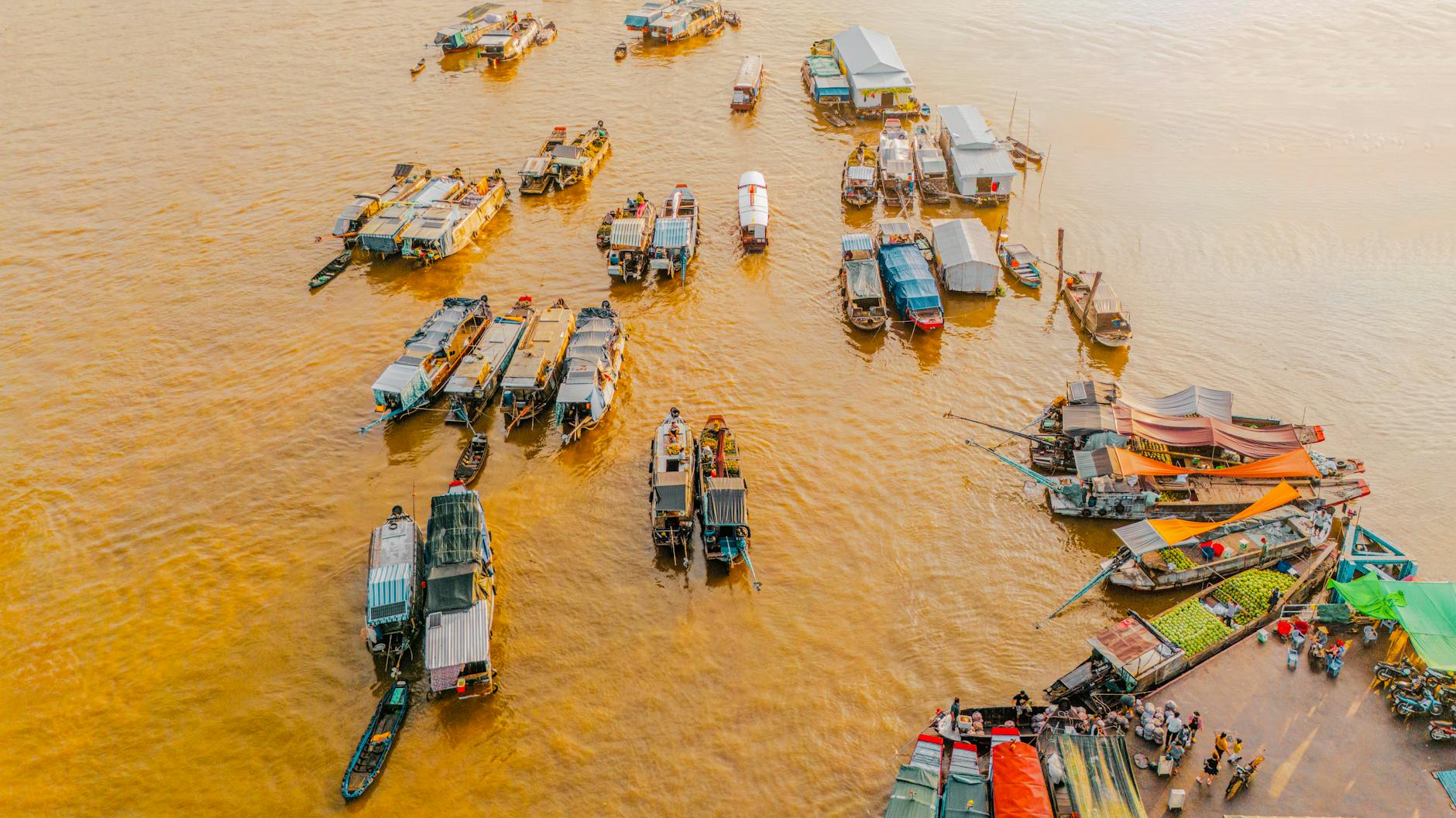 Người dùng kiểm tra giao diện trang web tài xỉu trên điện thoại