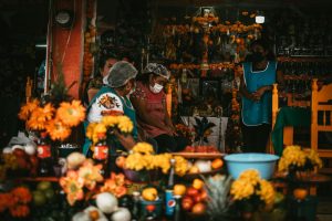 Bộ dụng cụ xóc đĩa truyền thống gồm đĩa, bát úp và bốn quân vị